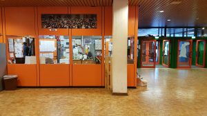 das-gruppenbild-haengt-in-der-pausenhalle