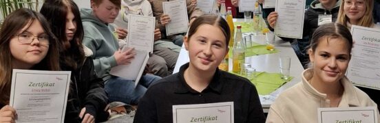 Zertifikatsverleihung an die neuen Schulwegbegleiterinnen und Schulwegbegleiter