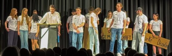 Aktuell wie nie: „Die Welle“ als warnendes Bühnenstück des Literaturkurses des 12. Jahrgangs