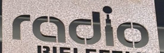 Der Deutsch-Grundkurs aus Jahrgang 8 besucht Radio Bielefeld